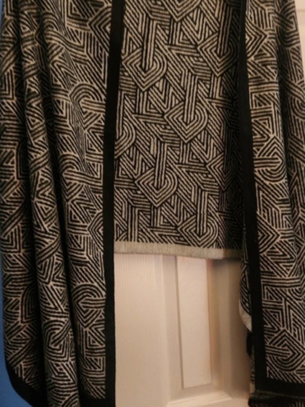 DKNY Geometric Pattern Scarve in Black & White